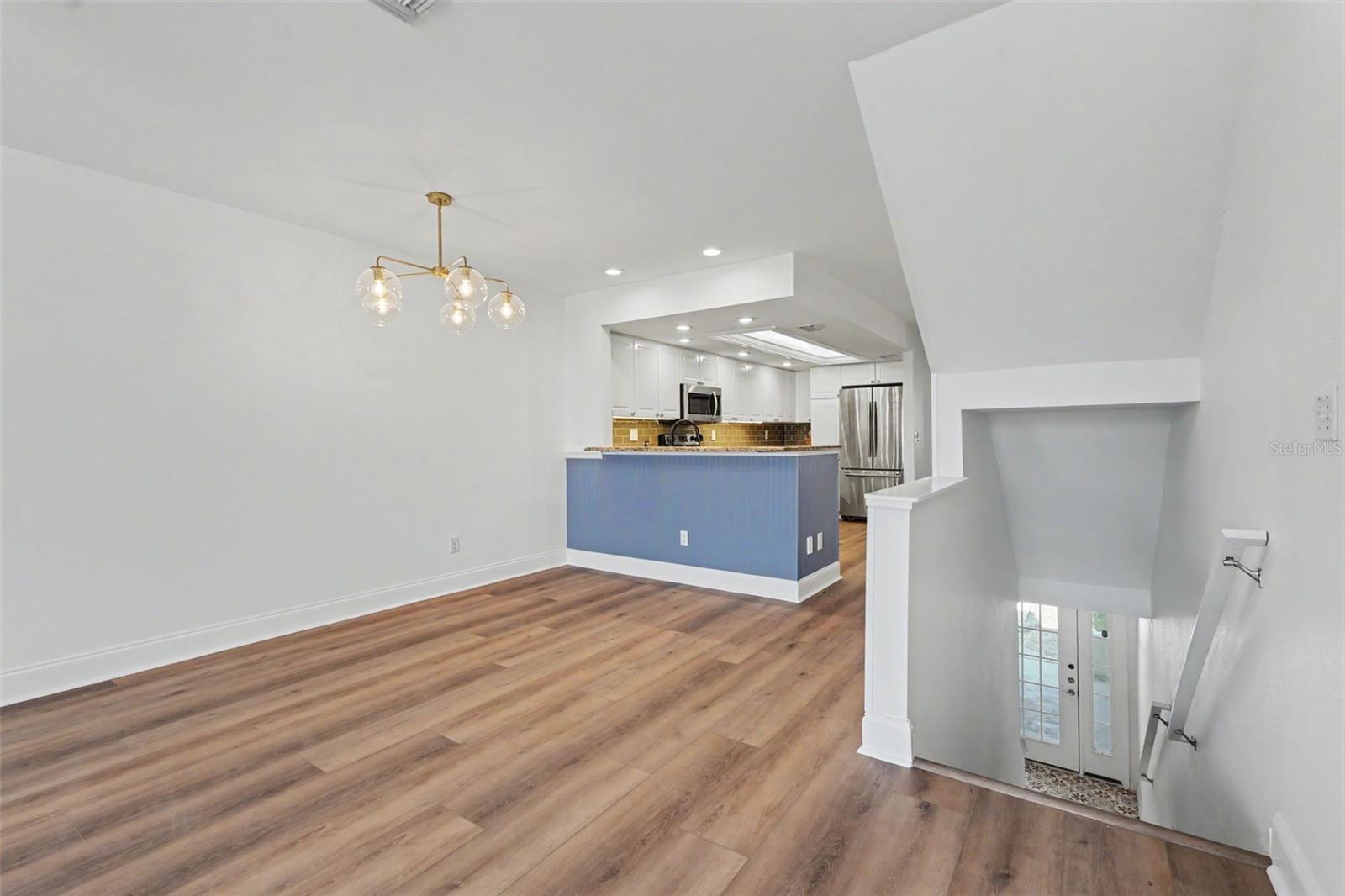 269 MADEIRA CIR — photo 9