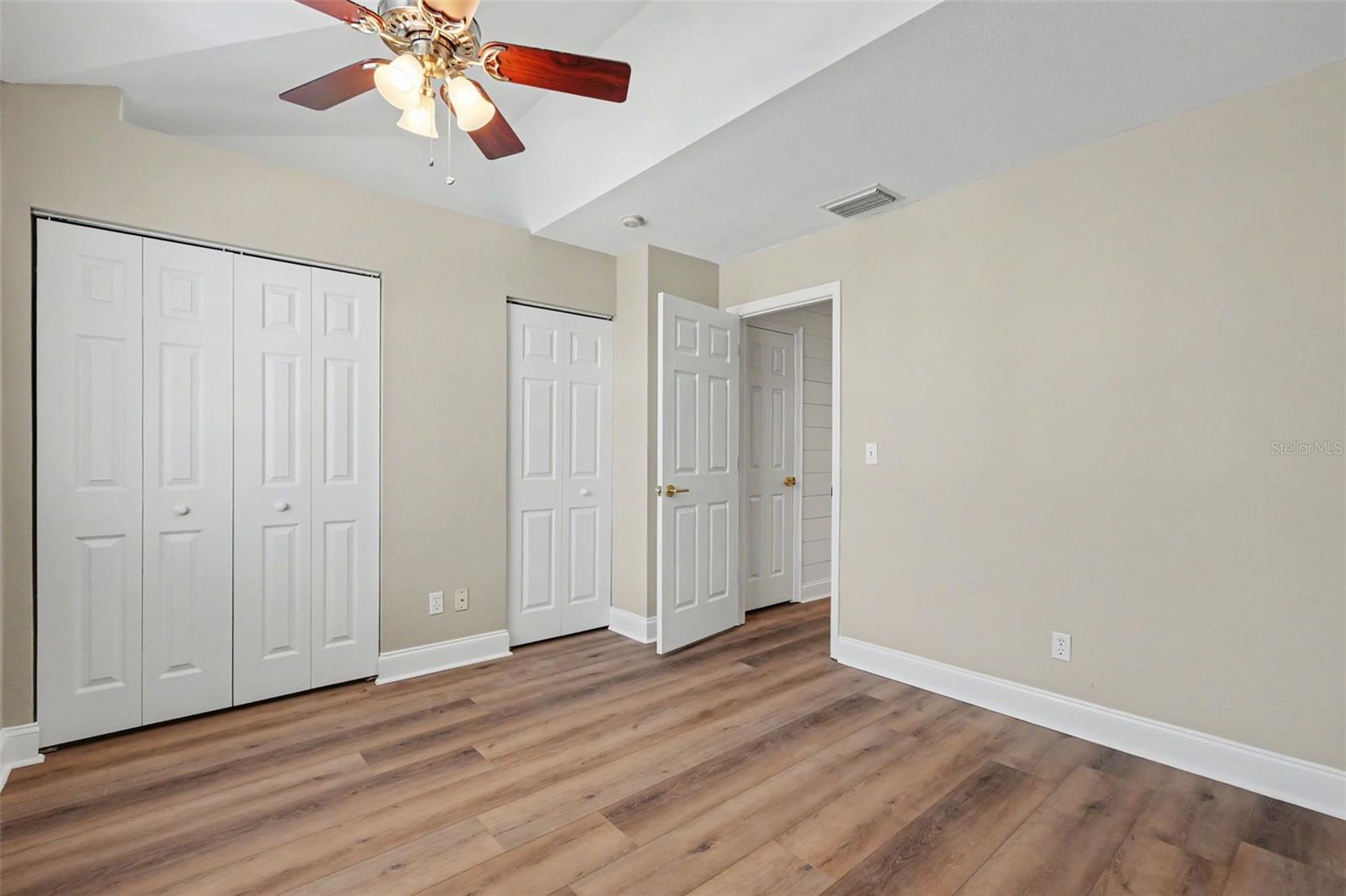269 MADEIRA CIR — photo 18