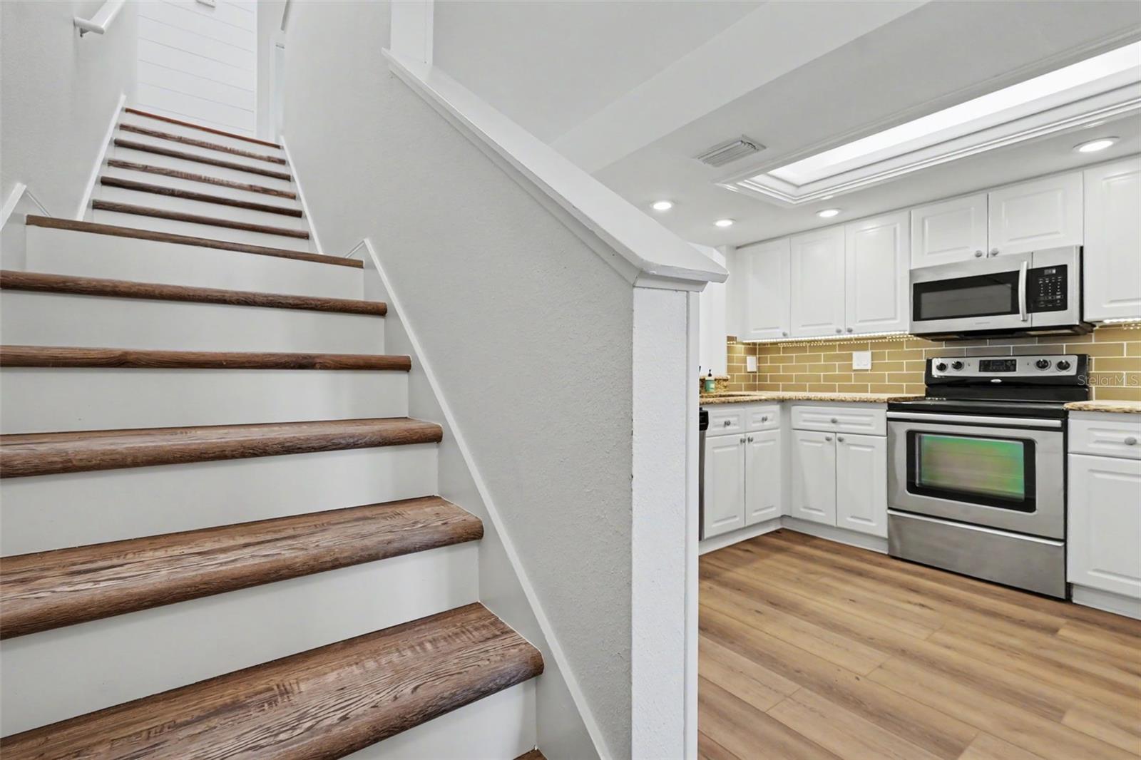 269 MADEIRA CIR — photo 19