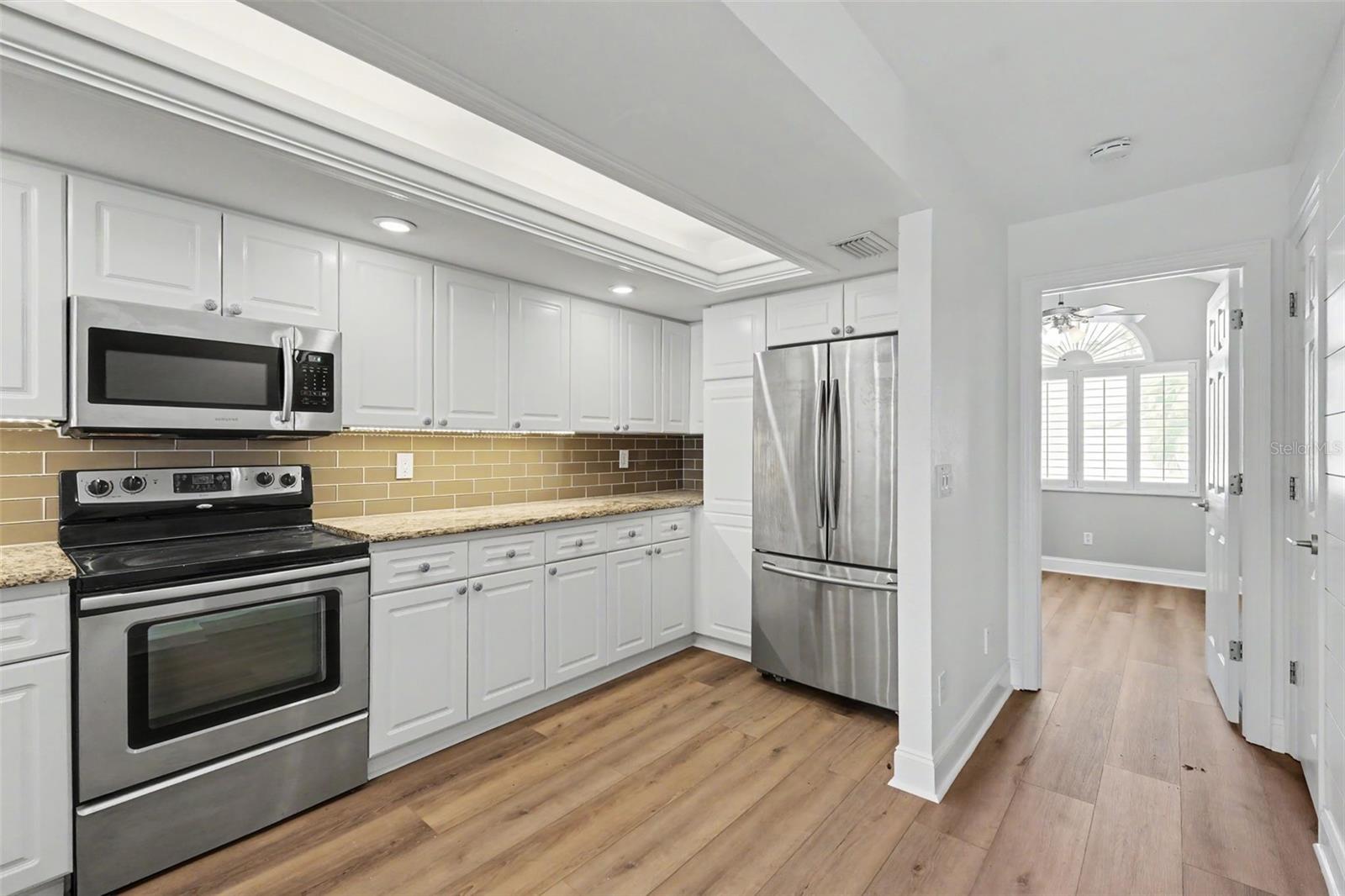 269 MADEIRA CIR — photo 13