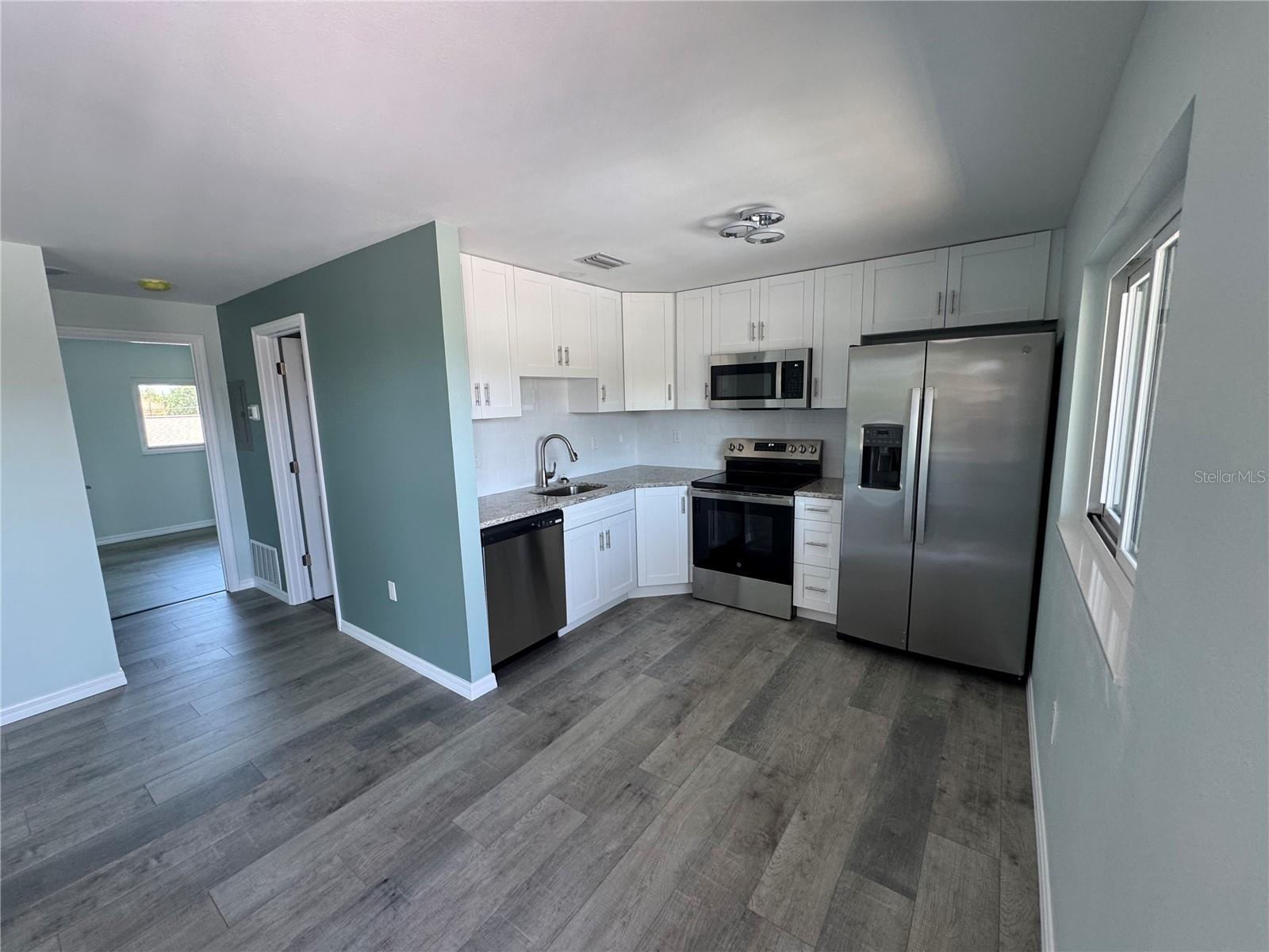 1258 BARBARA DR #202 — photo 4