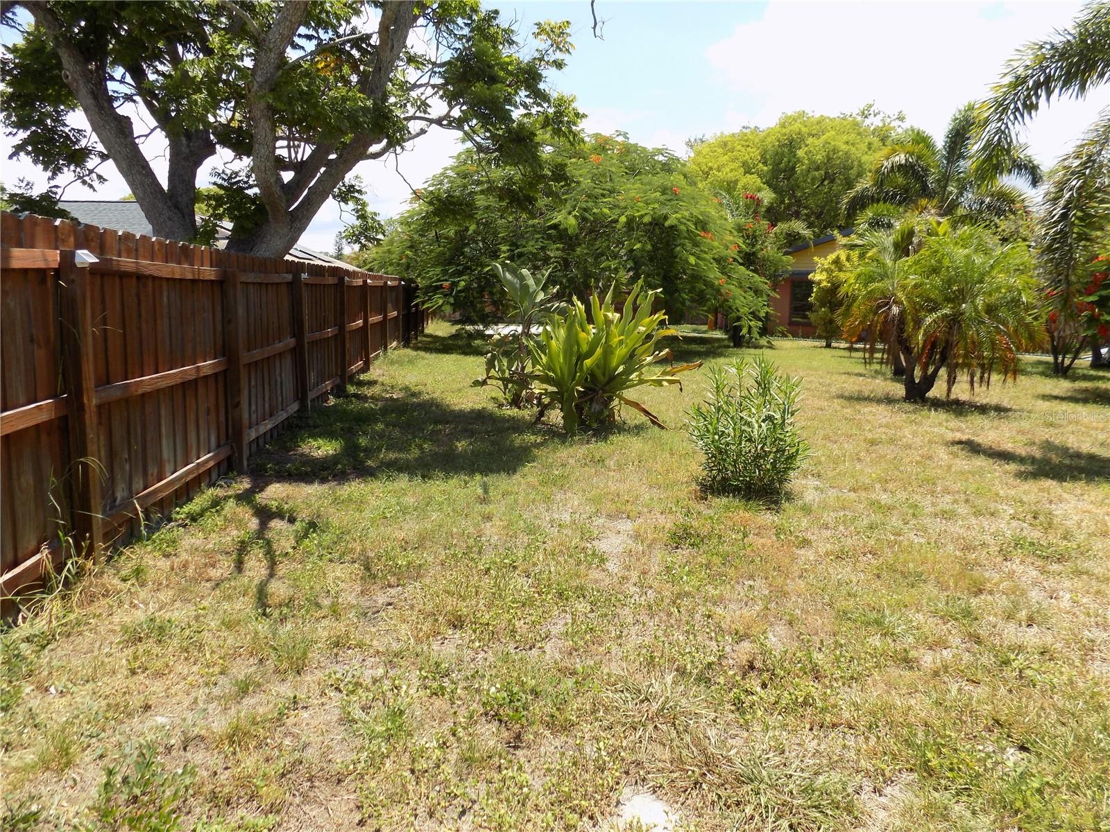 3849 EDGEMONT DR — photo 38