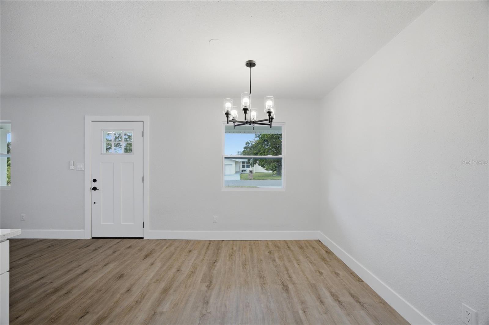 1333 OVERLEA ST — photo 6