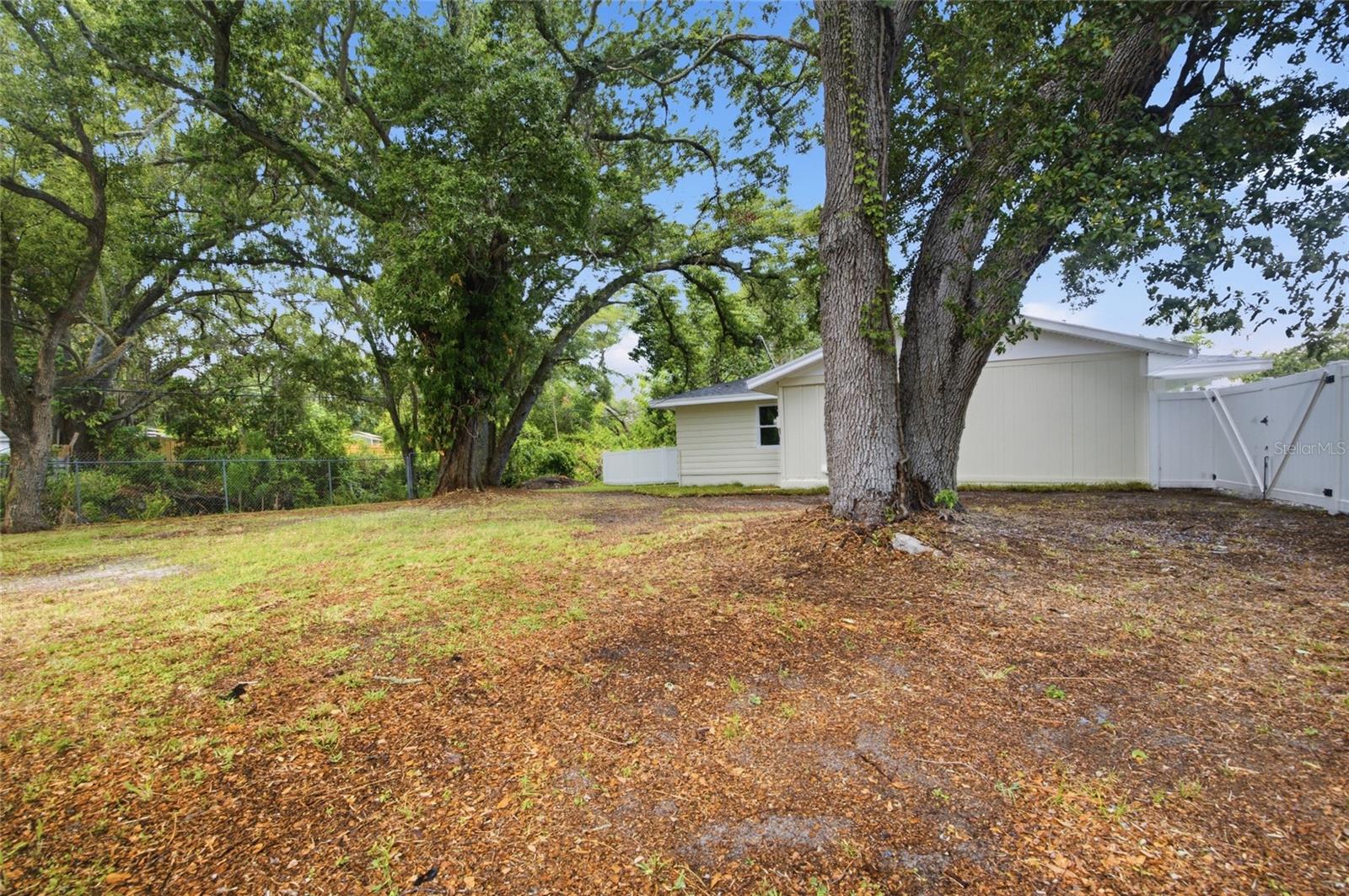 1333 OVERLEA ST — photo 25