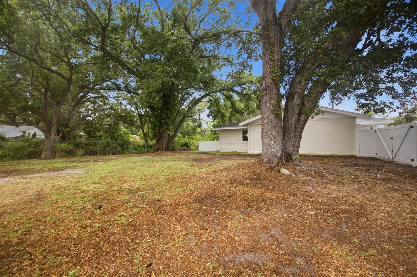 1333 OVERLEA ST — photo 24