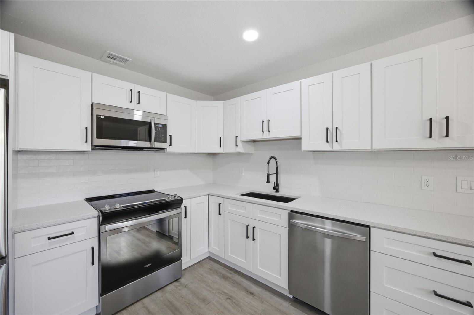1333 OVERLEA ST — photo 9
