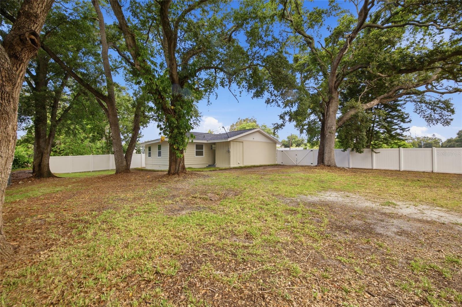 1333 OVERLEA ST — photo 23