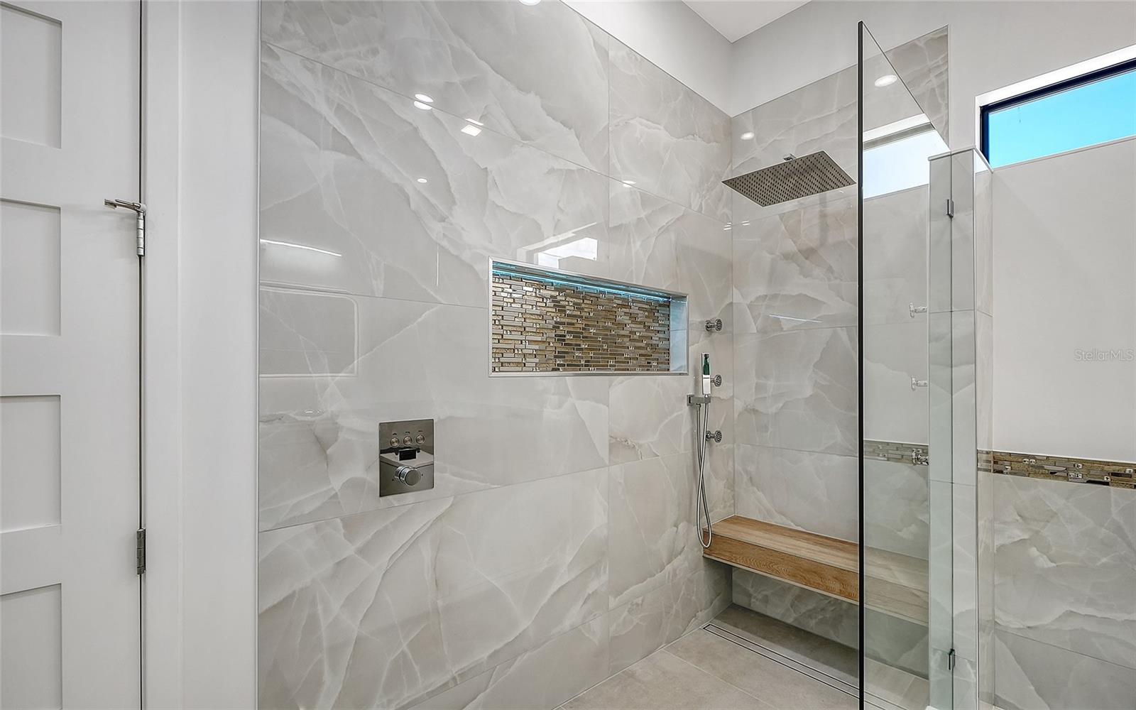 2483 BAY ST — photo 37