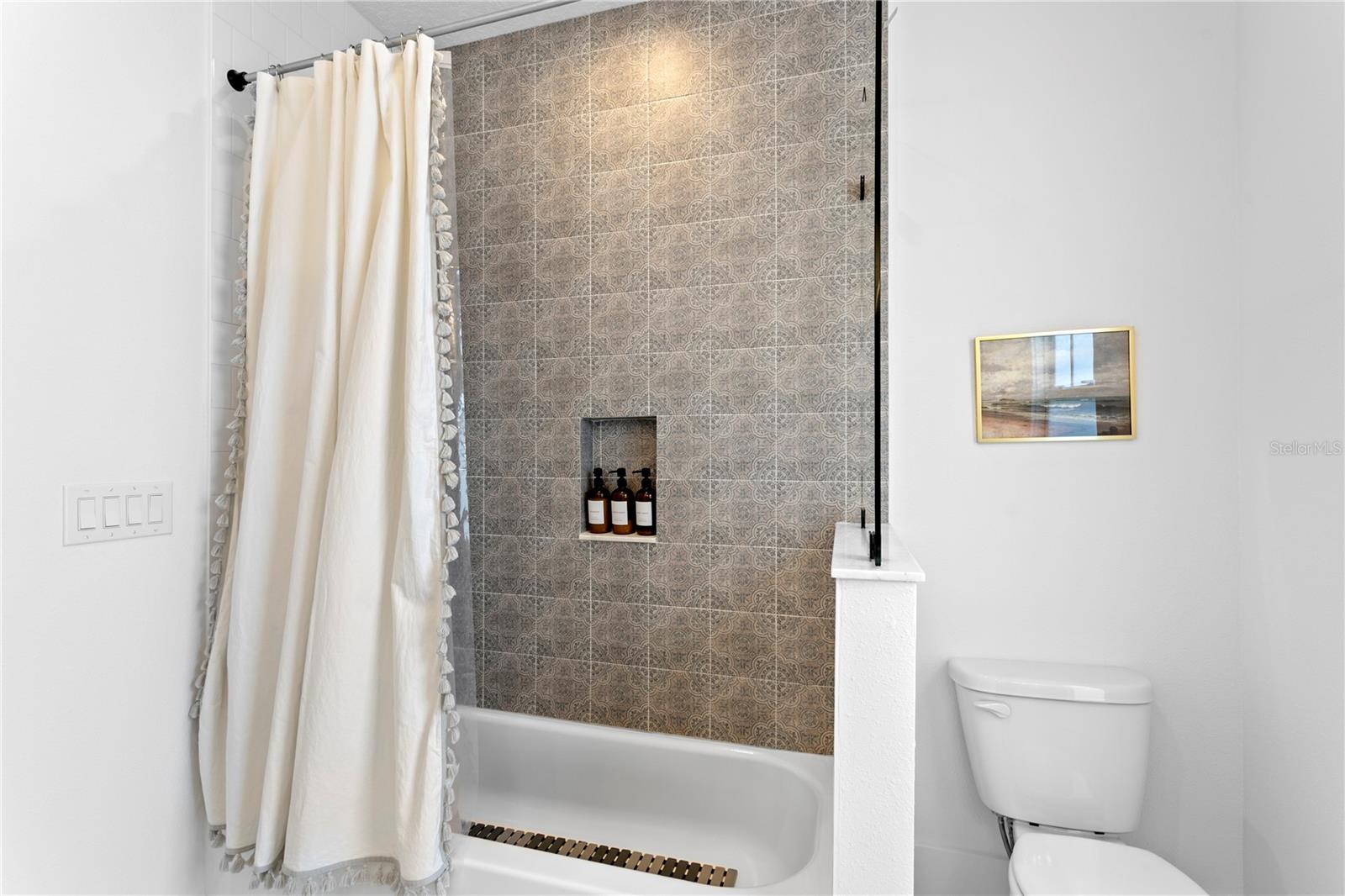 213 W ELM ST — photo 37