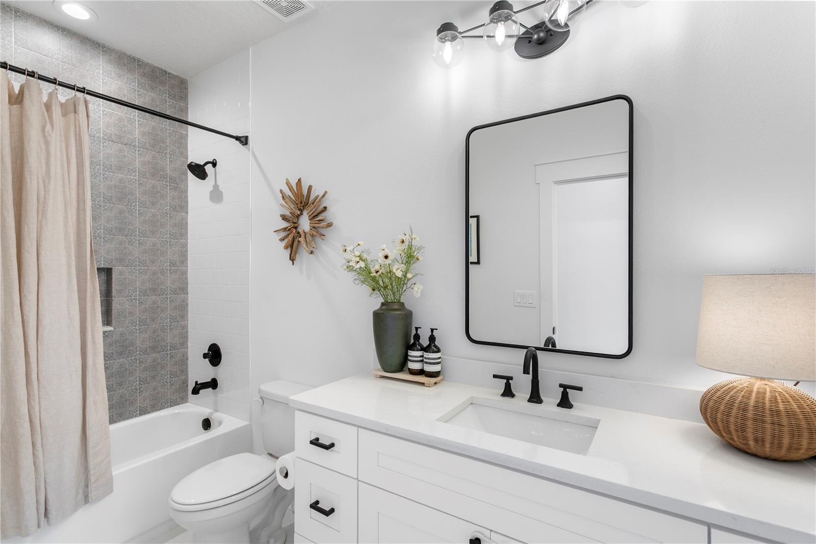 213 W ELM ST — photo 21