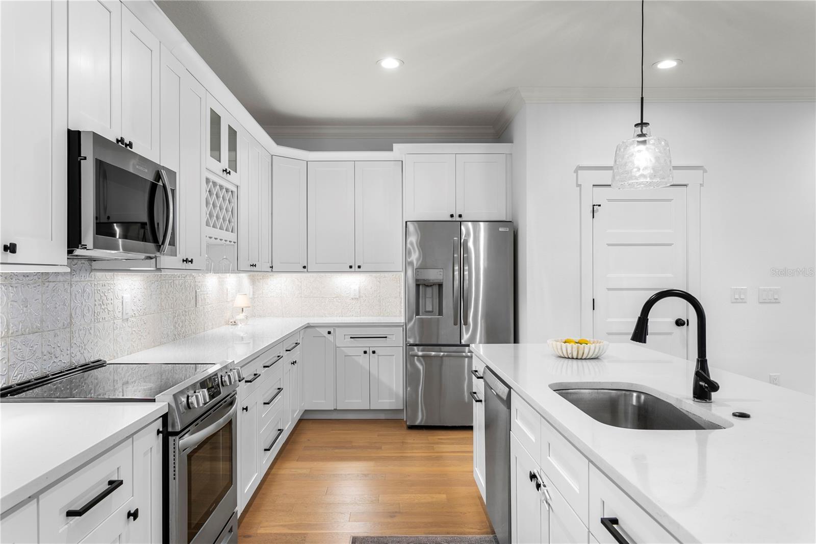 213 W ELM ST — photo 18