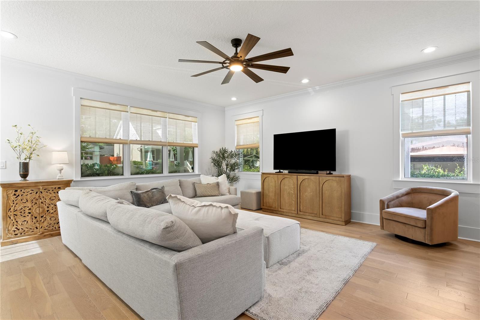 213 W ELM ST — photo 4