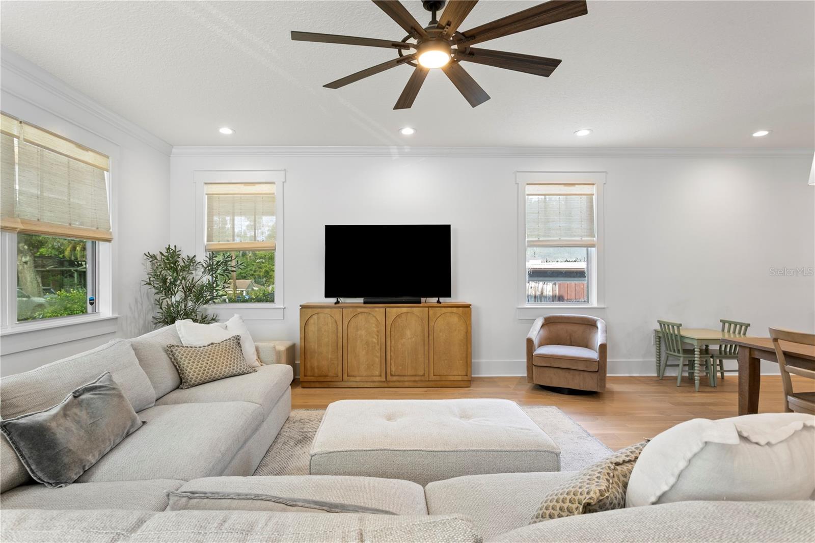 213 W ELM ST — photo 3