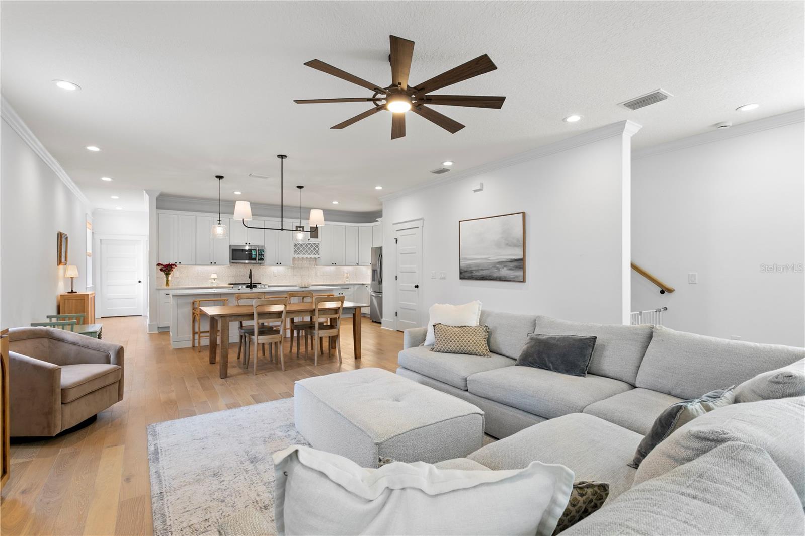 213 W ELM ST — photo 8