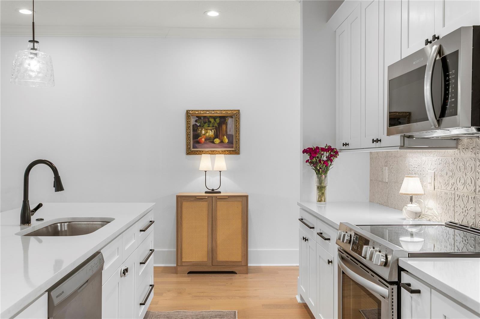 213 W ELM ST — photo 16