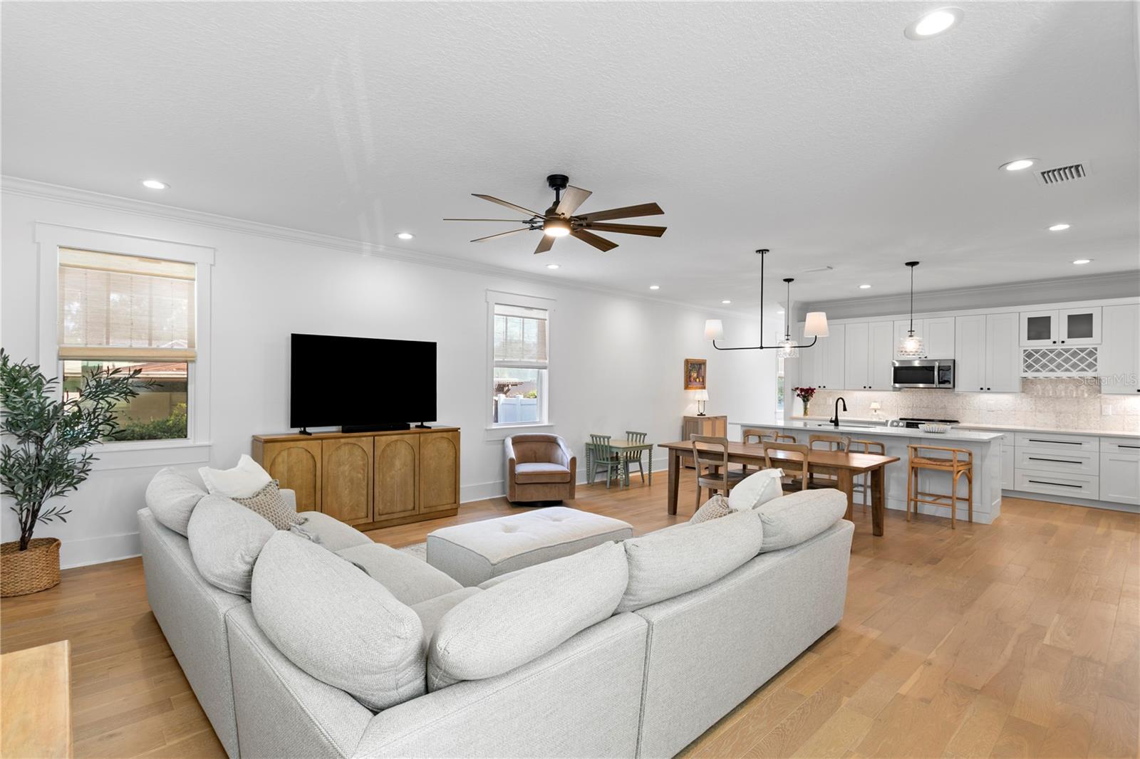 213 W ELM ST — photo 2