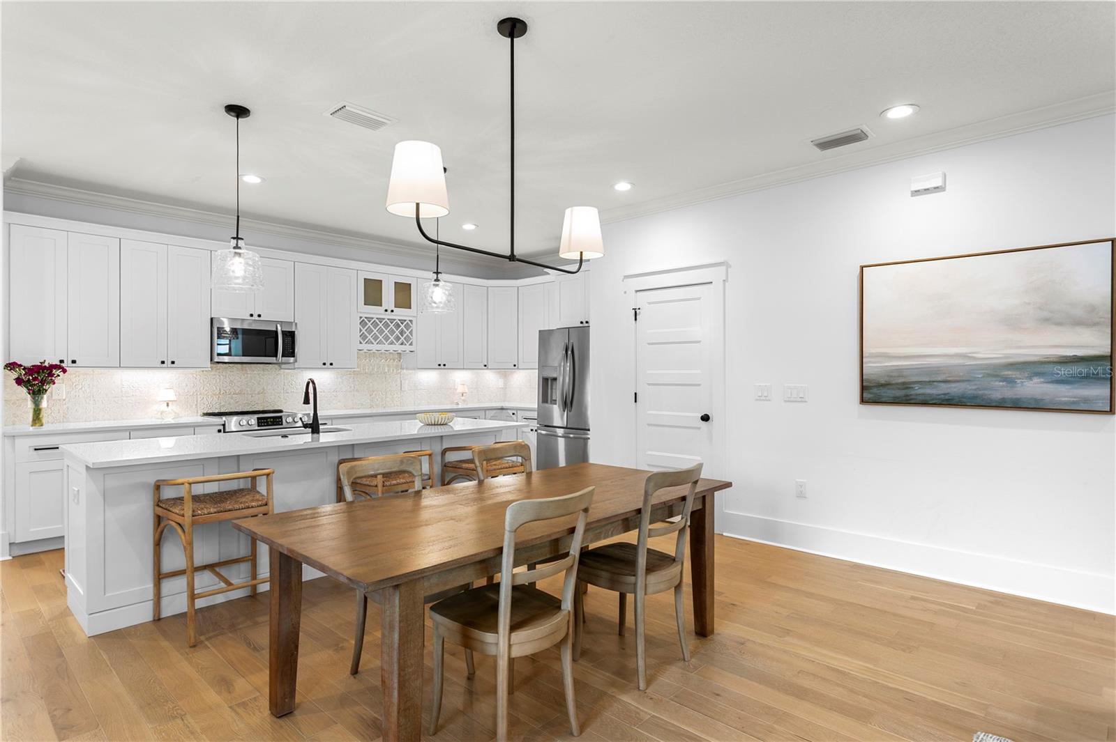 213 W ELM ST — photo 10