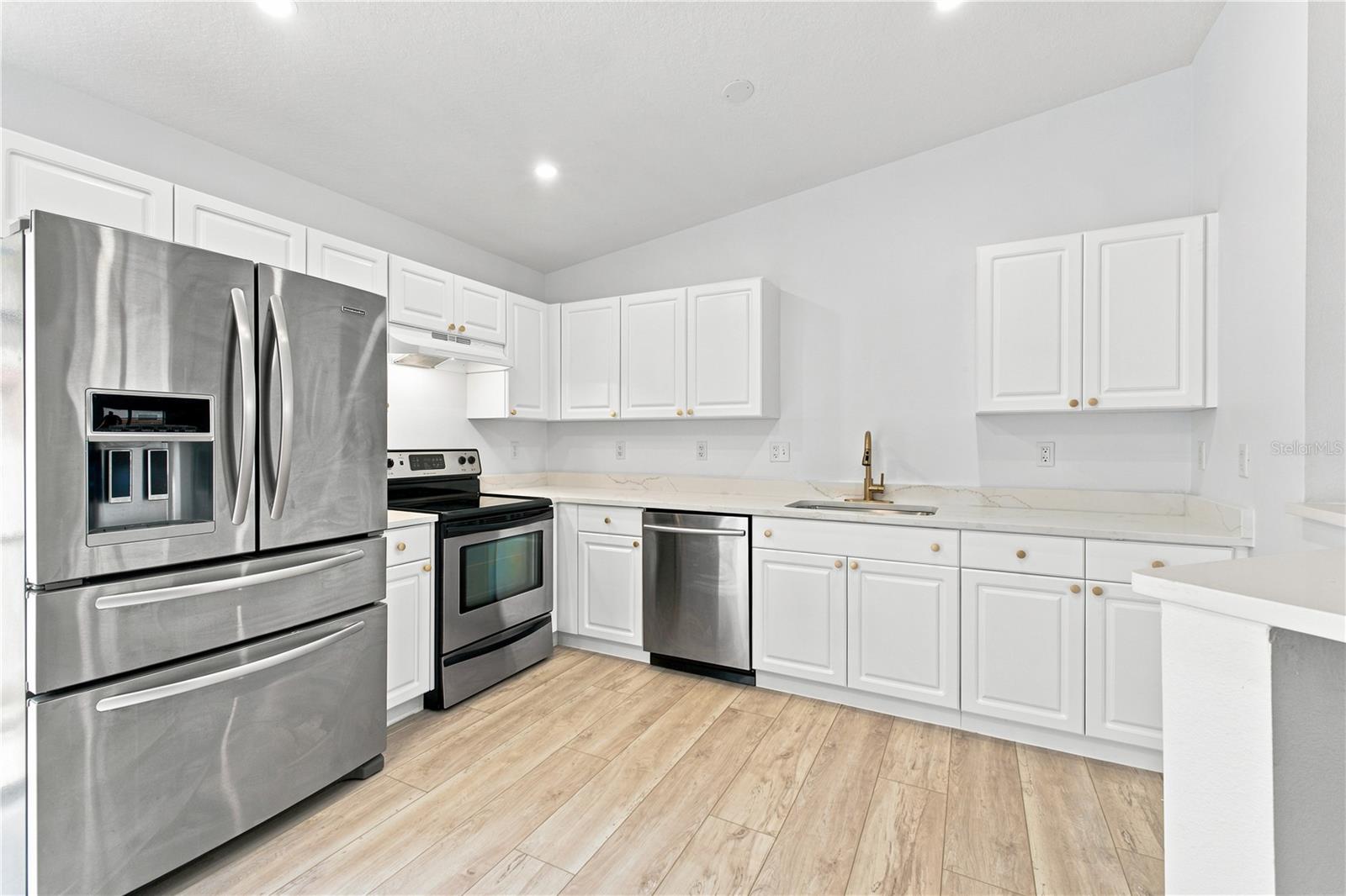 6812 LYMAN AVE — photo 7