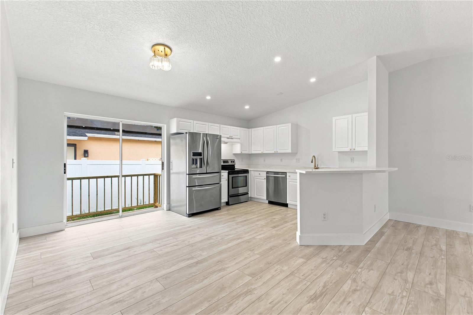 6812 LYMAN AVE — photo 9