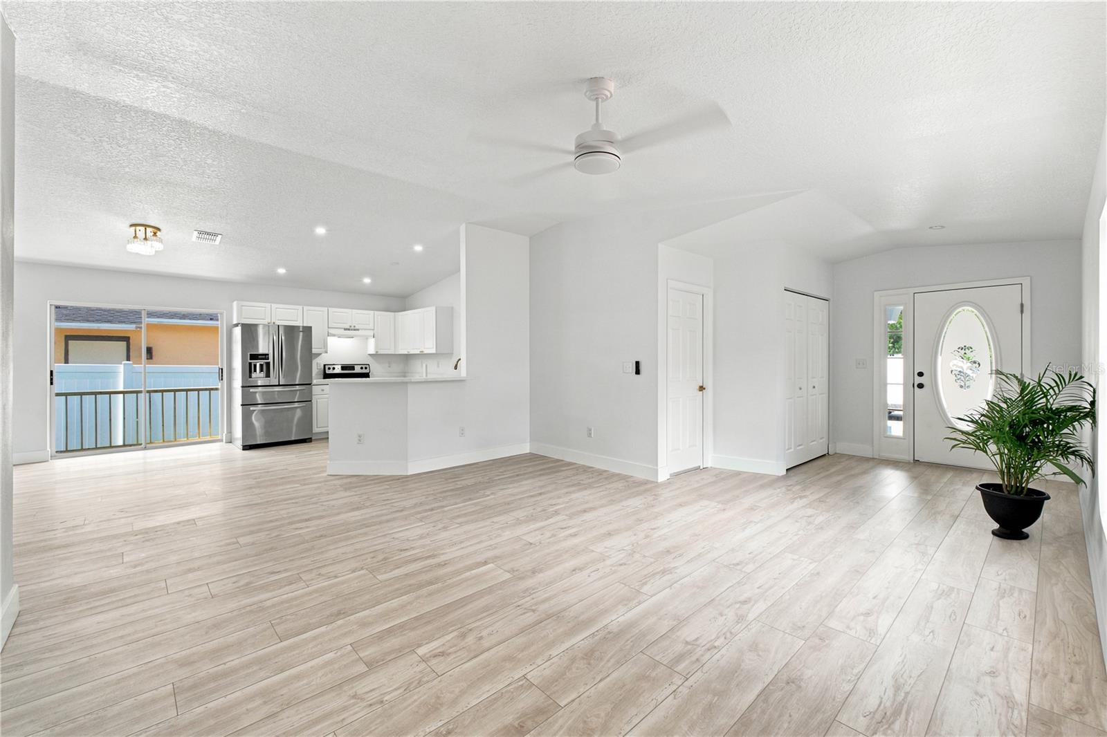 6812 LYMAN AVE — photo 5
