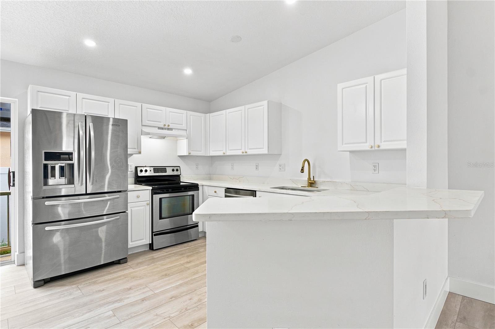 6812 LYMAN AVE — photo 6