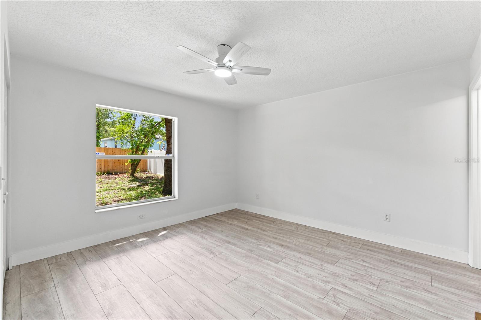 6812 LYMAN AVE — photo 10