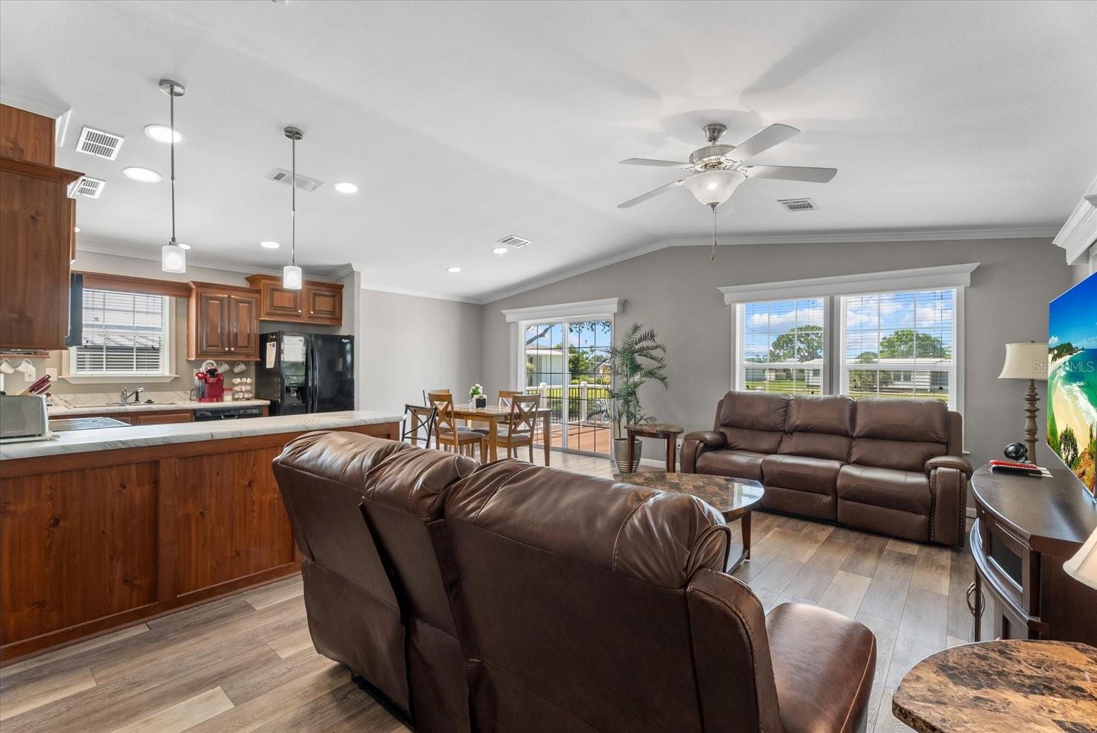 714 FAIRMOUNT DR — photo 4