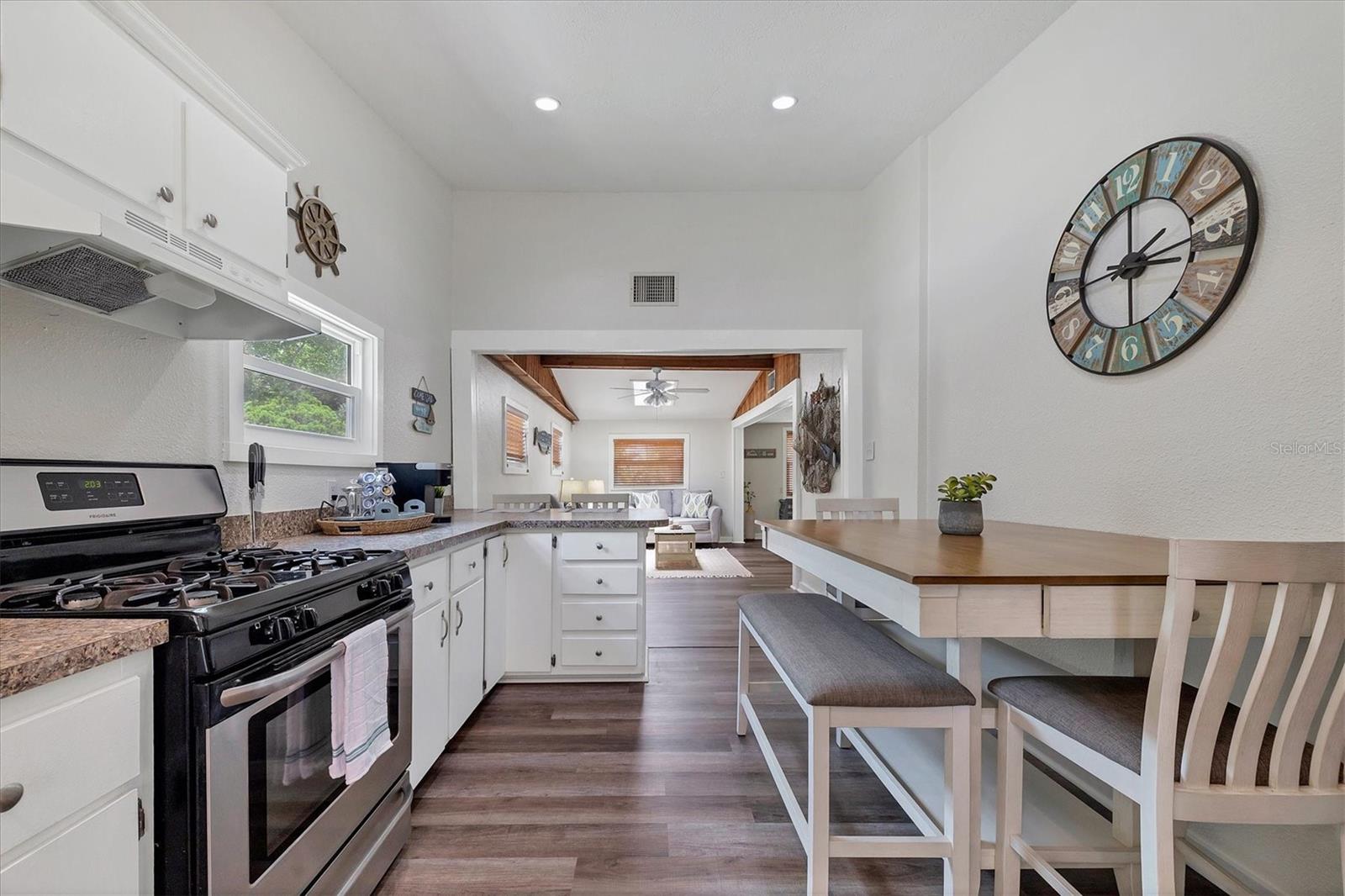 900 BEVERLY AVE — photo 9