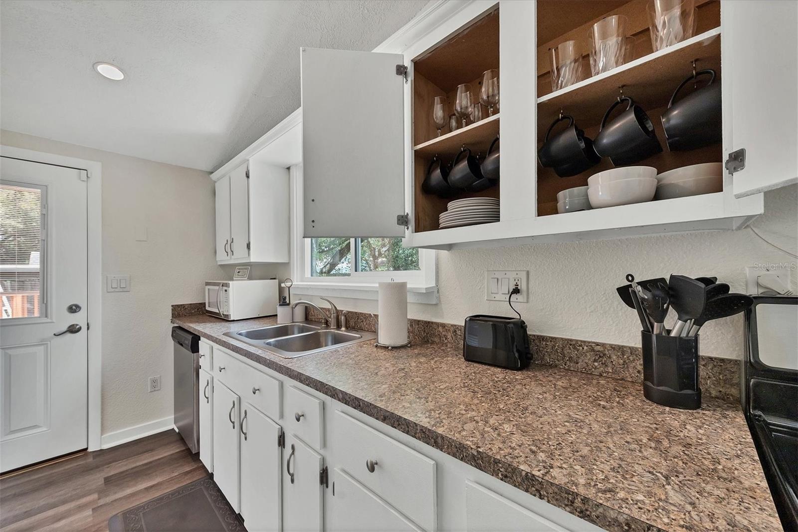 900 BEVERLY AVE — photo 12
