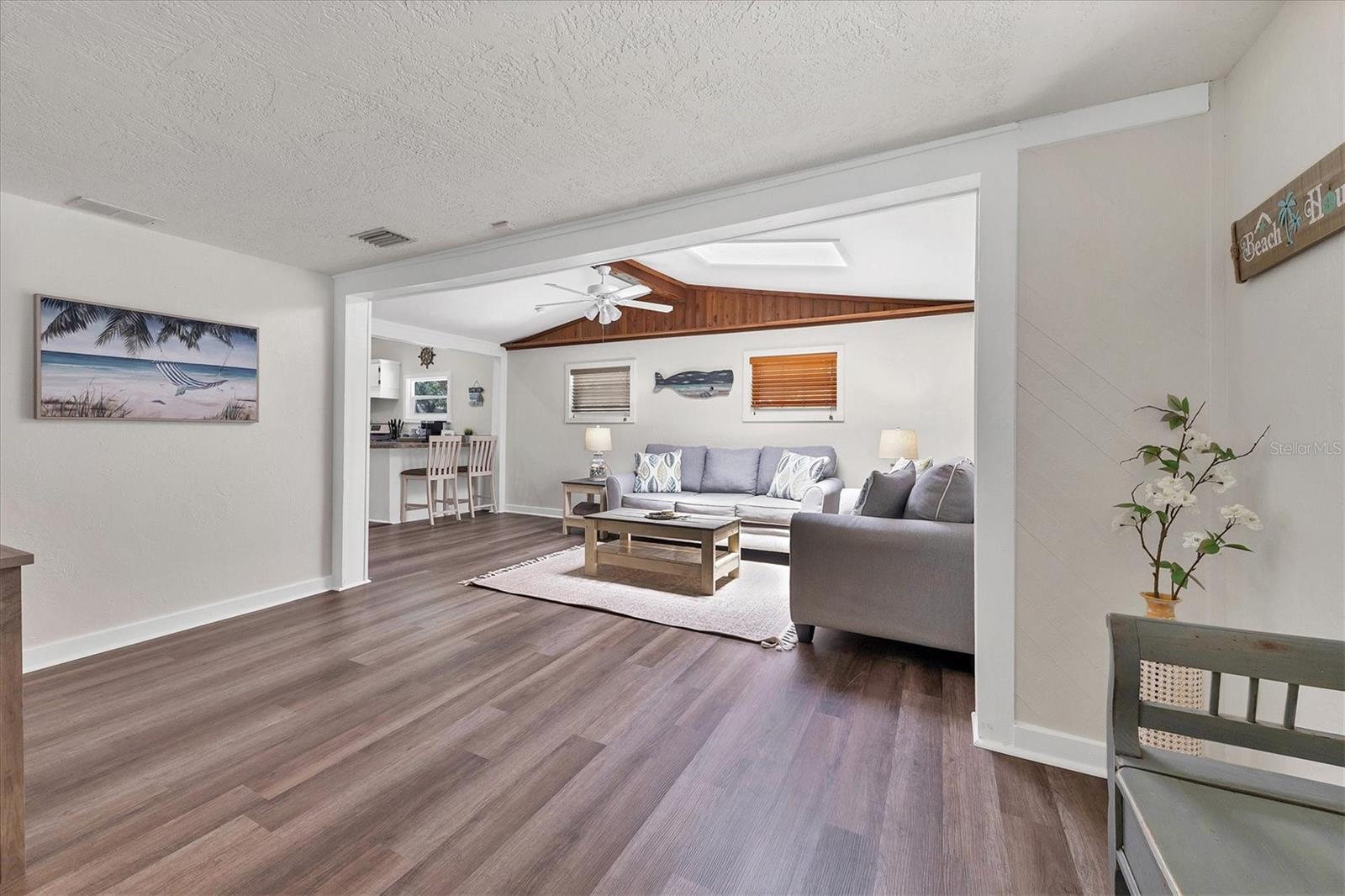 900 BEVERLY AVE — photo 3