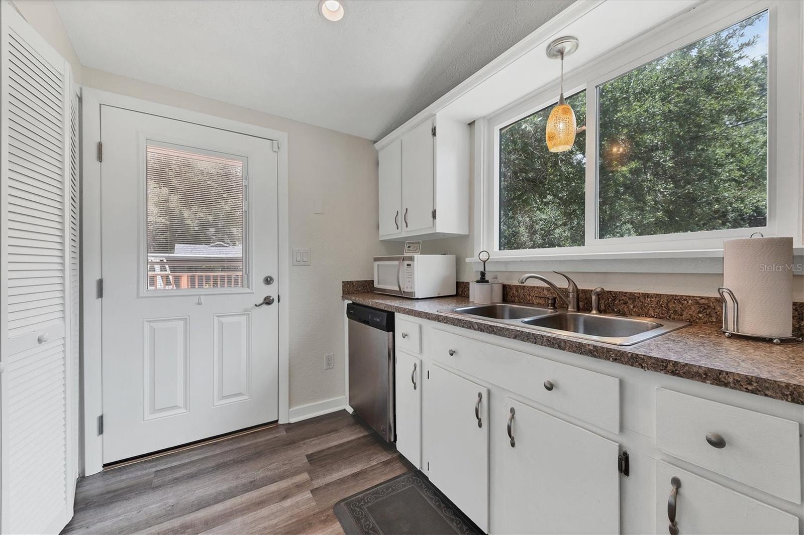 900 BEVERLY AVE — photo 11