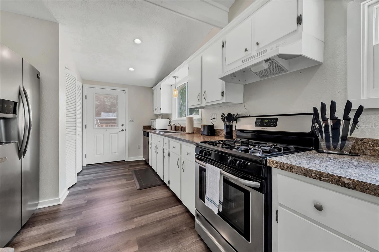 900 BEVERLY AVE — photo 10