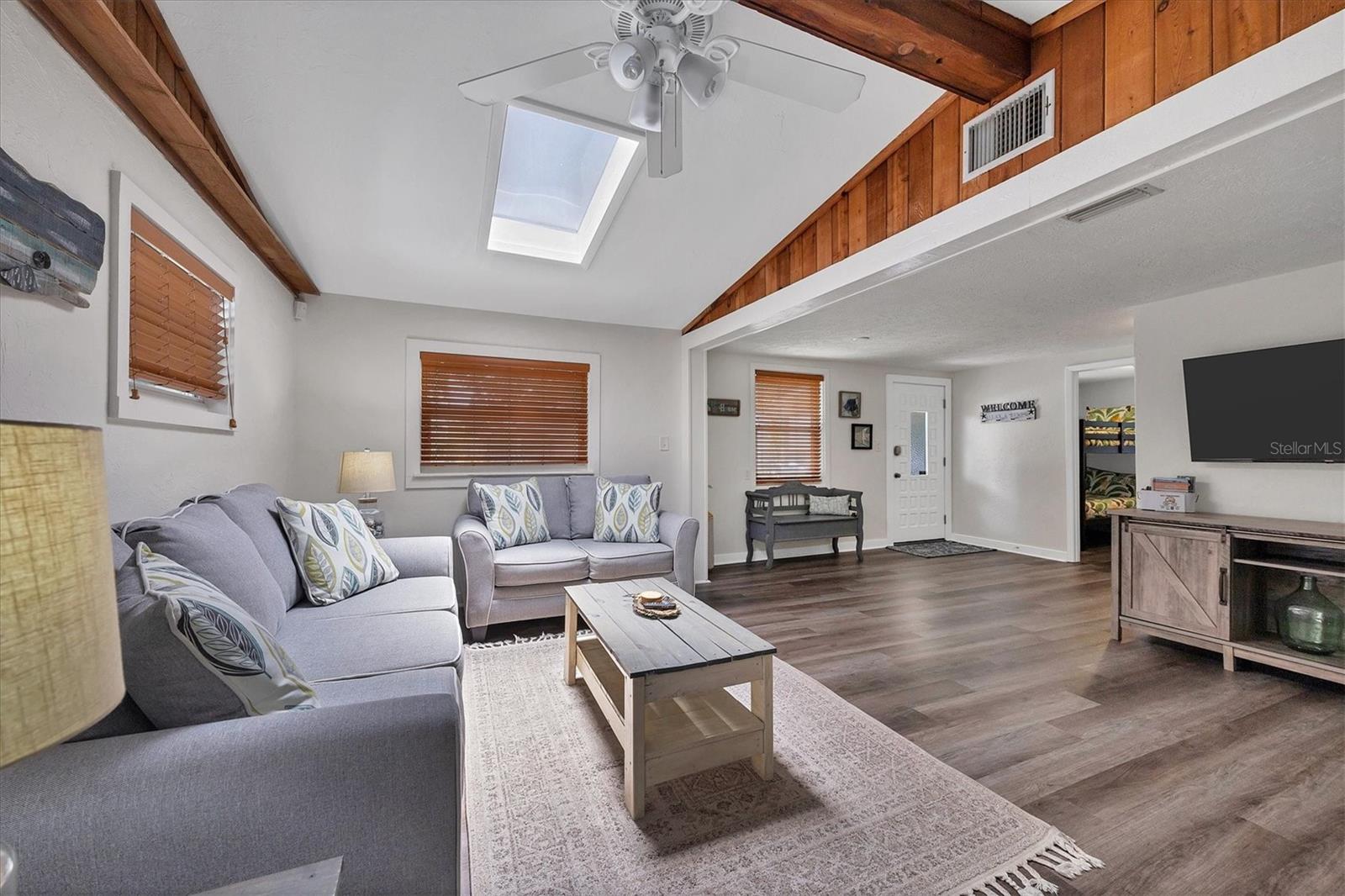 900 BEVERLY AVE — photo 4