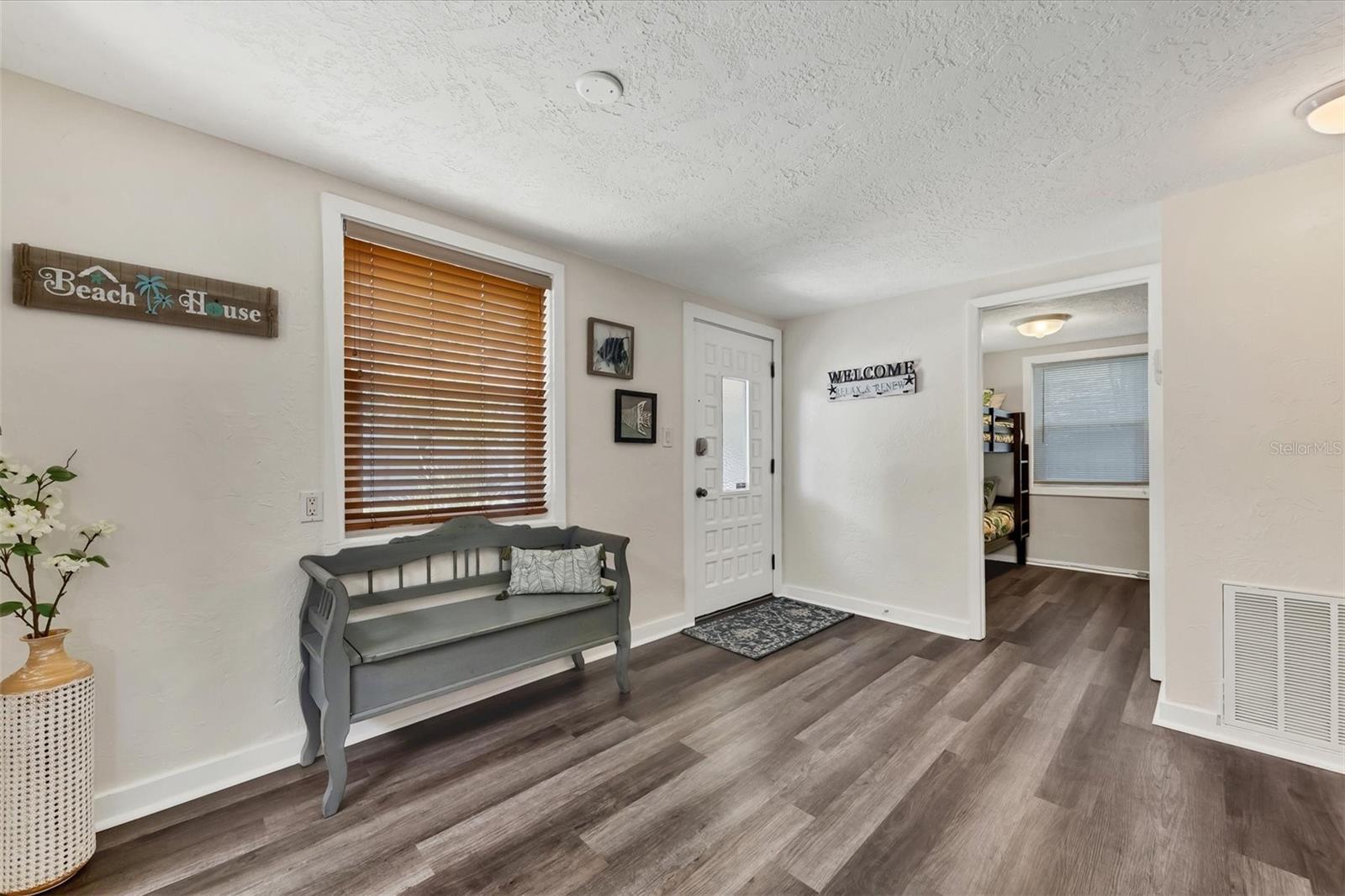900 BEVERLY AVE — photo 6