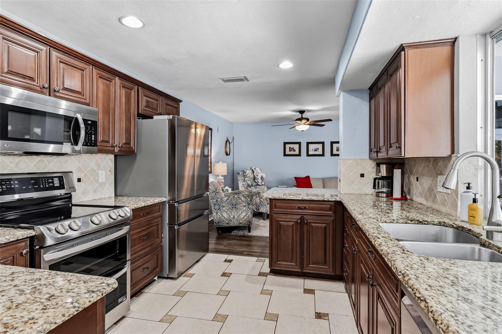 14570 TANGLEWOOD DR — photo 9