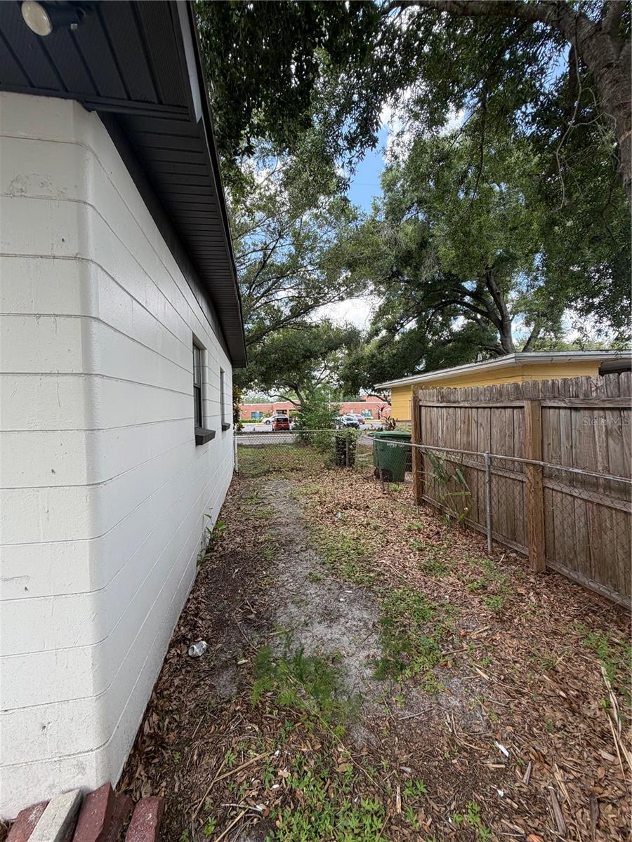 10111 N OLA AVE — photo 13