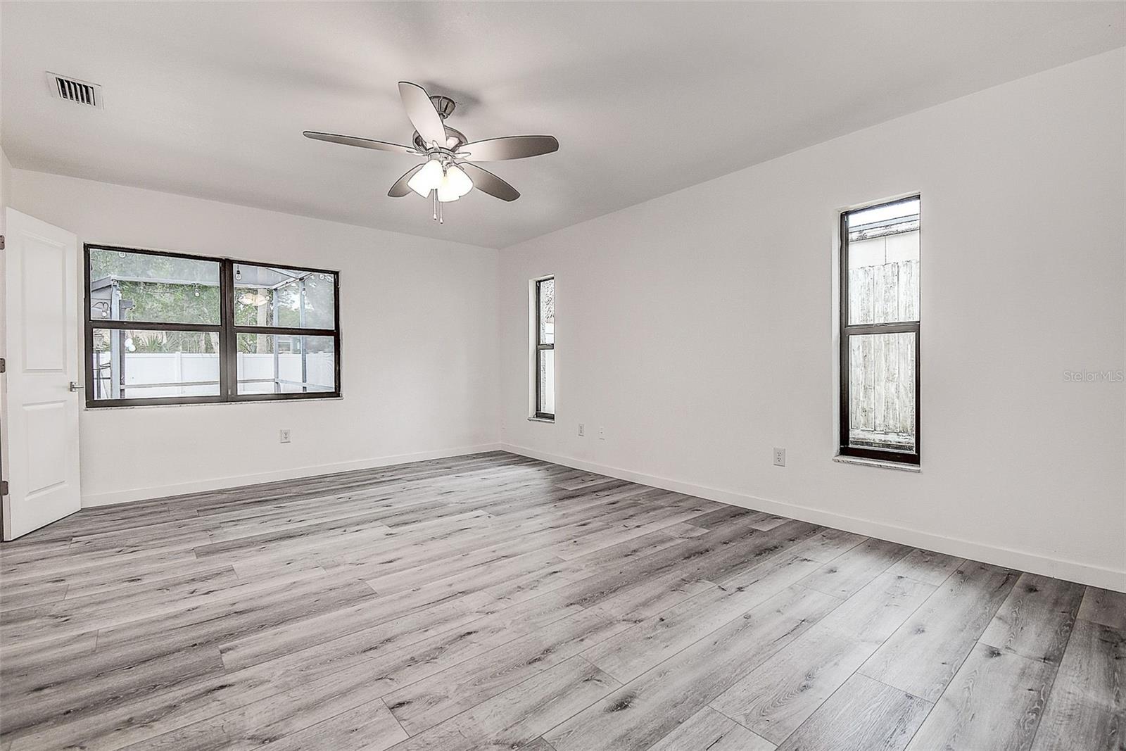 9404 W HAMILTON AVE — photo 12