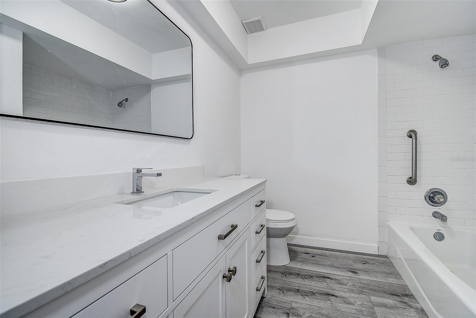9404 W HAMILTON AVE — photo 9