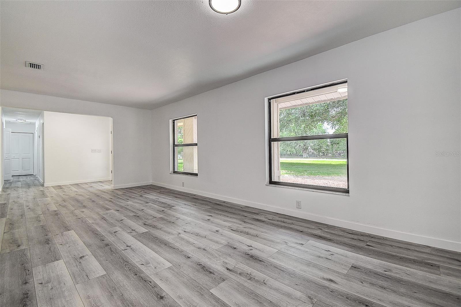 9404 W HAMILTON AVE — photo 3