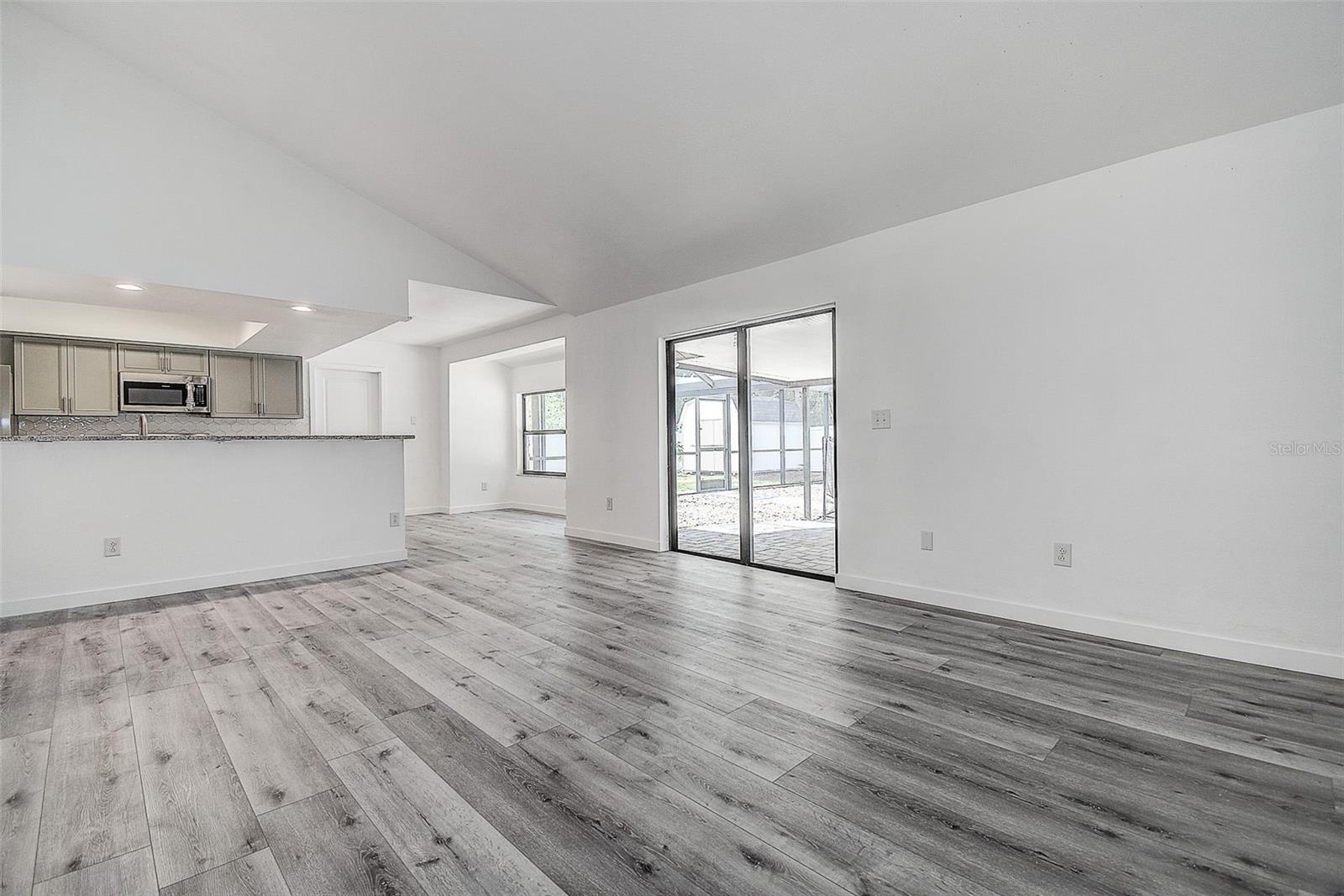 9404 W HAMILTON AVE — photo 7