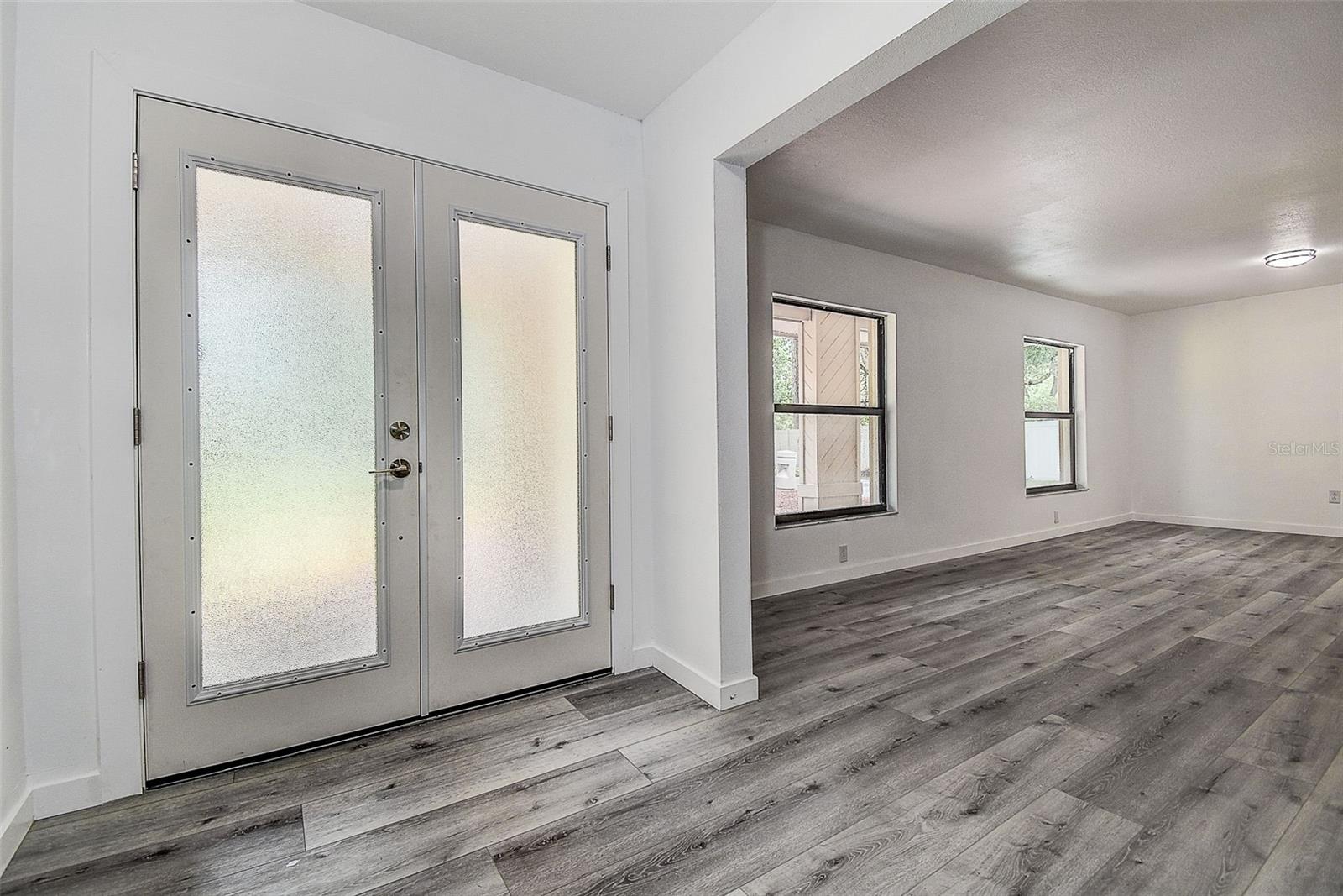 9404 W HAMILTON AVE — photo 2