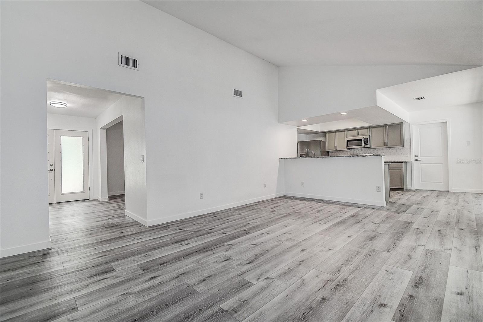9404 W HAMILTON AVE — photo 8