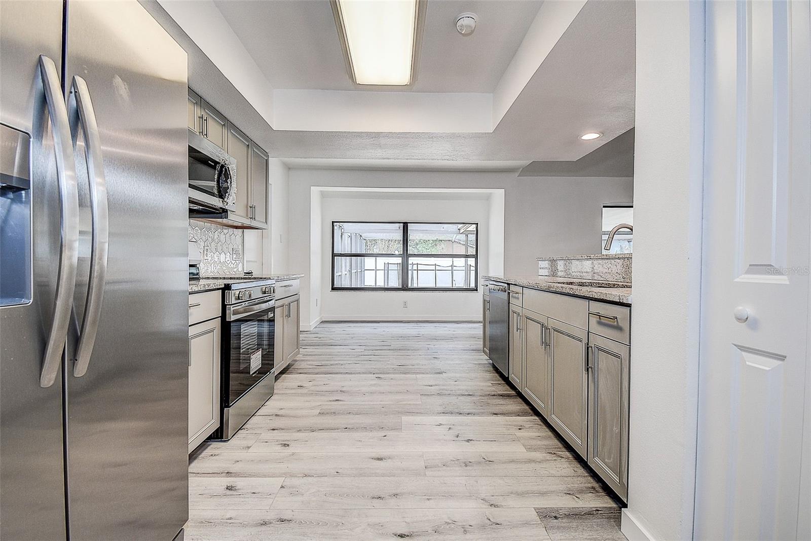 9404 W HAMILTON AVE — photo 4