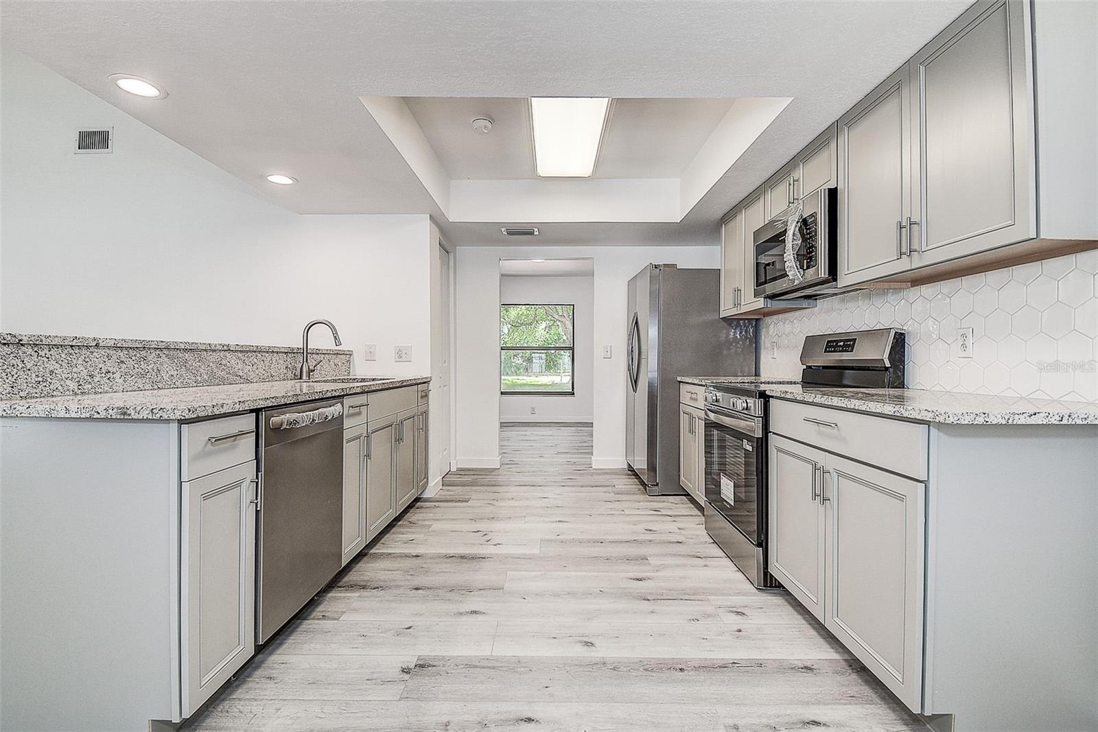 9404 W HAMILTON AVE — photo 5