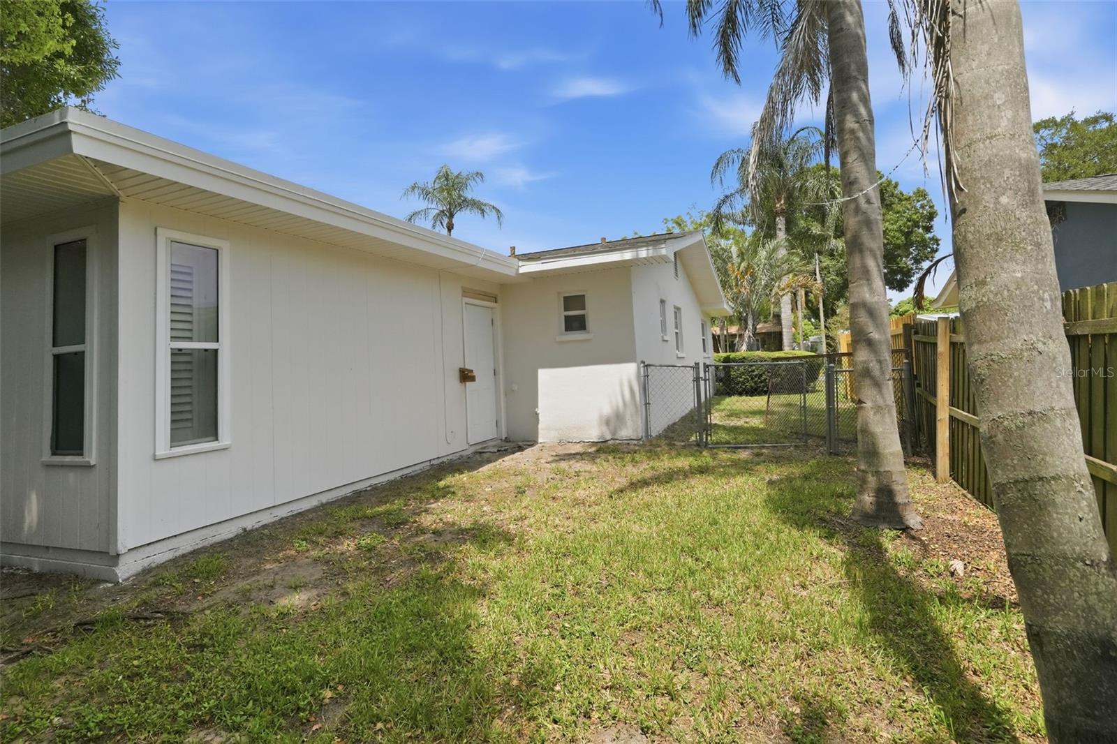 1360 IRVING AVE — photo 27