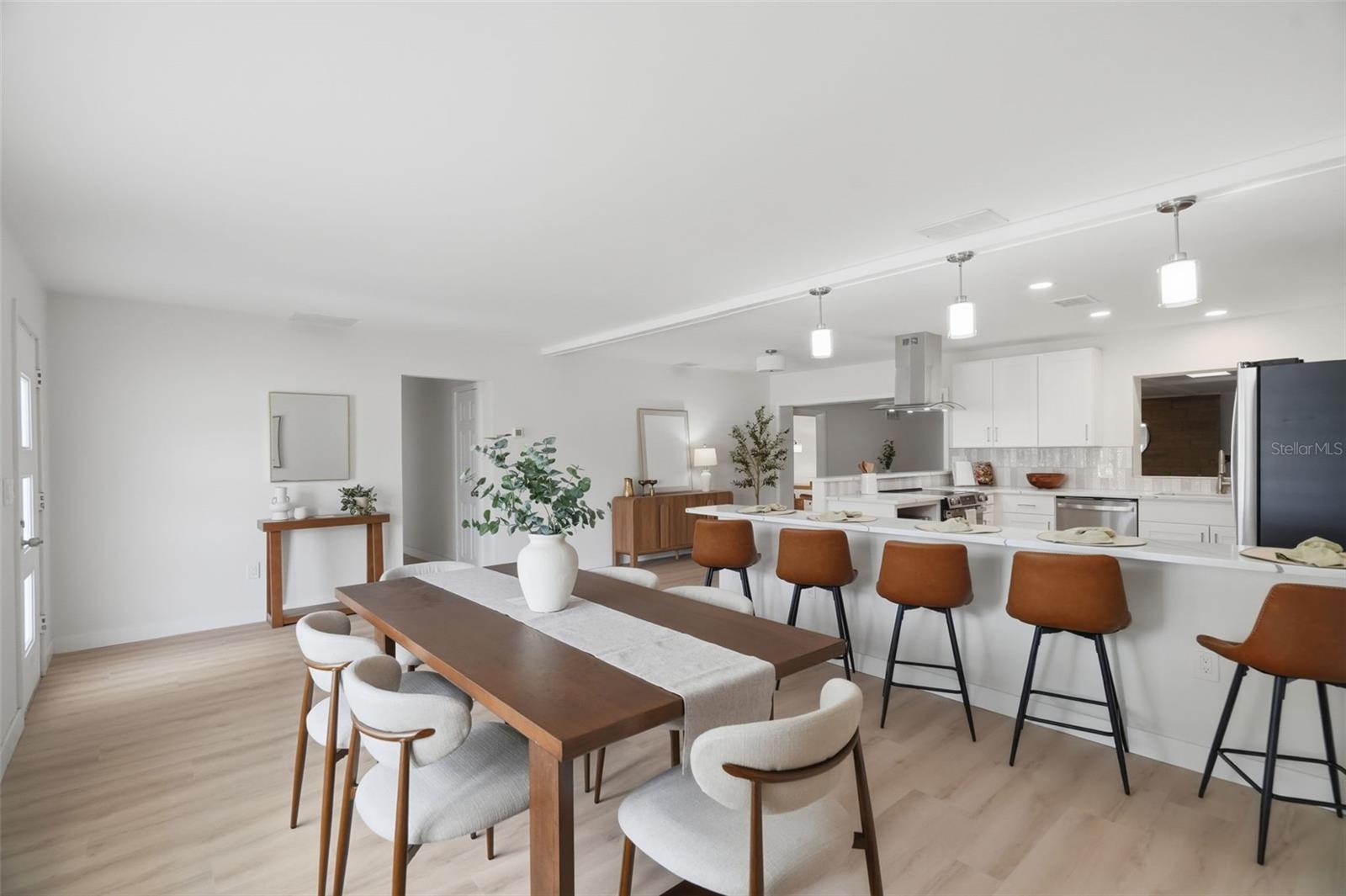 1360 IRVING AVE — photo 3