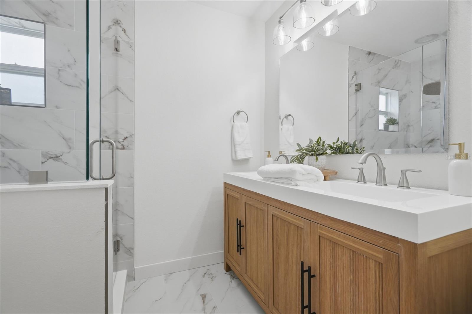 1360 IRVING AVE — photo 15