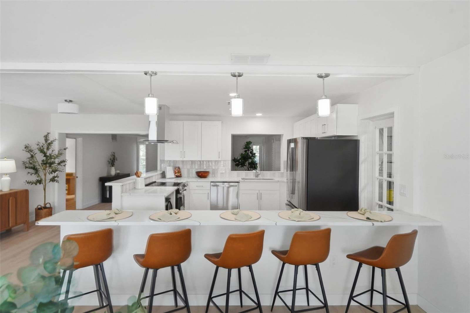 1360 IRVING AVE — photo 8