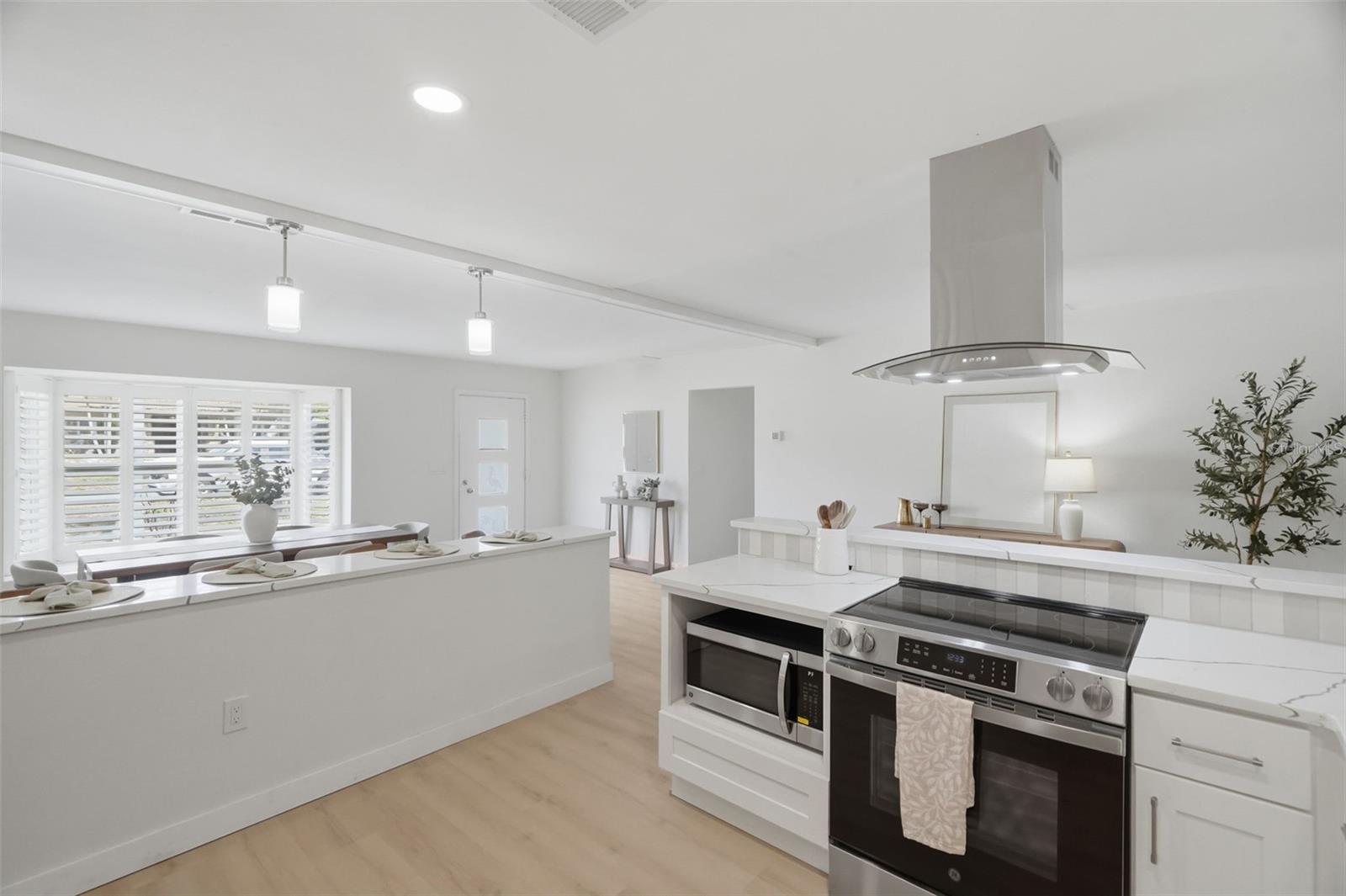 1360 IRVING AVE — photo 7