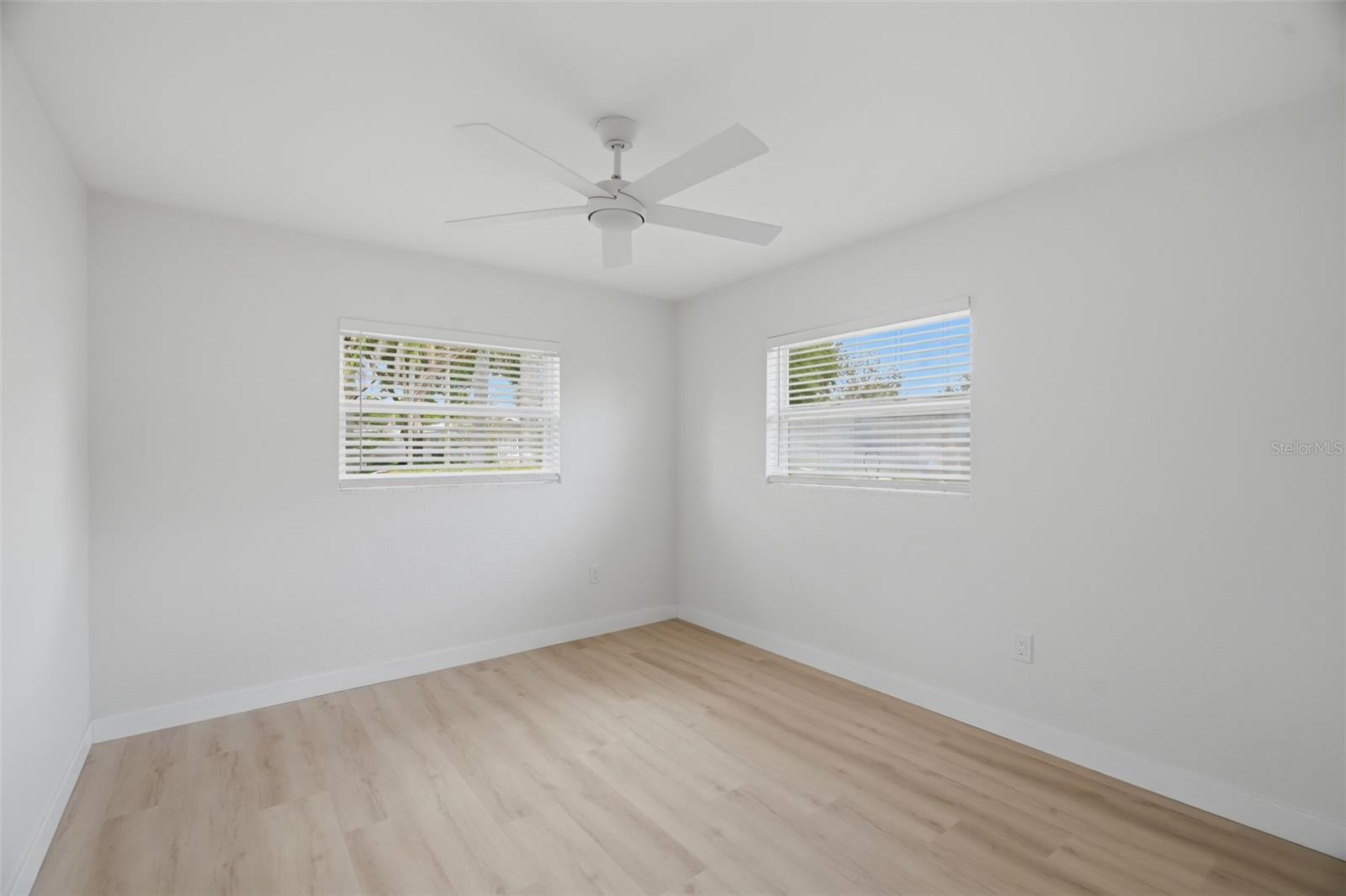 1360 IRVING AVE — photo 18